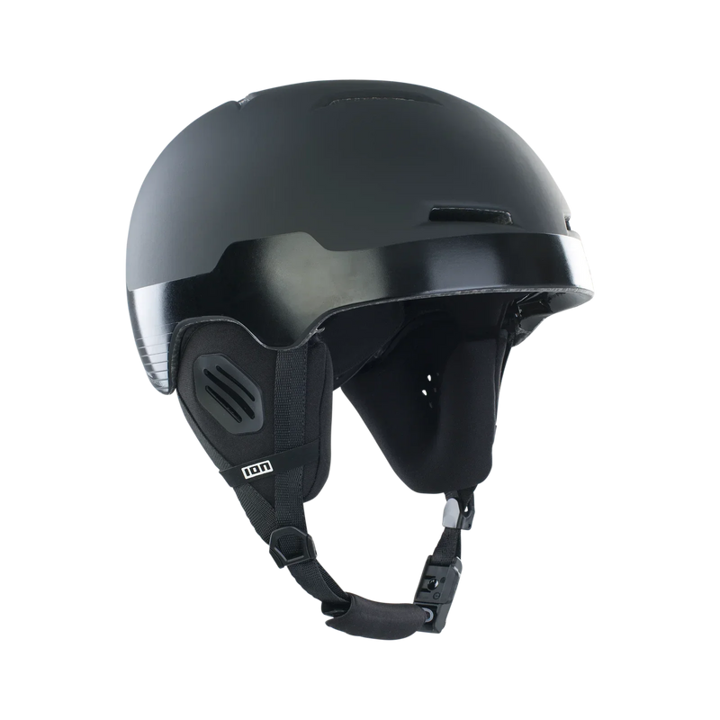 Capacete preto de kitesurf ION com viseira, destaque para proteção e conforto, Orca Sports