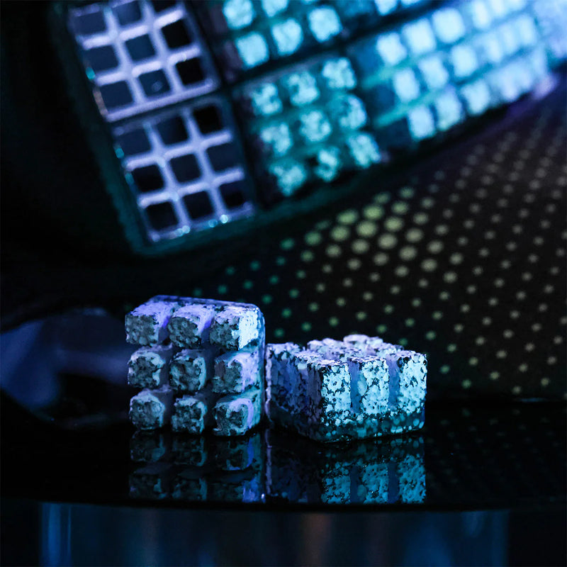 Detalhe de peças emborrachadas do acessório de kitesurf Orca Sports, foco macro e luz azul.