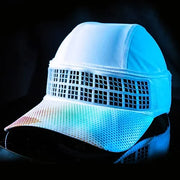 Boné esportivo branco Orca Sports com visor de tela e detalhes refletivos, fundo preto.