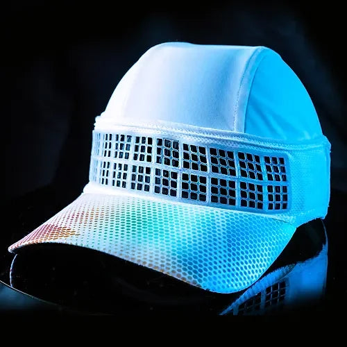 Boné esportivo branco Orca Sports com visor de tela e detalhes refletivos, fundo preto.