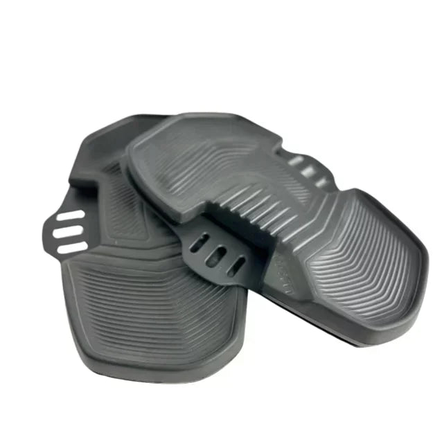 Par de pads antiderrapantes de kitesurf Orca Sports cinza, com detalhes texturizados.