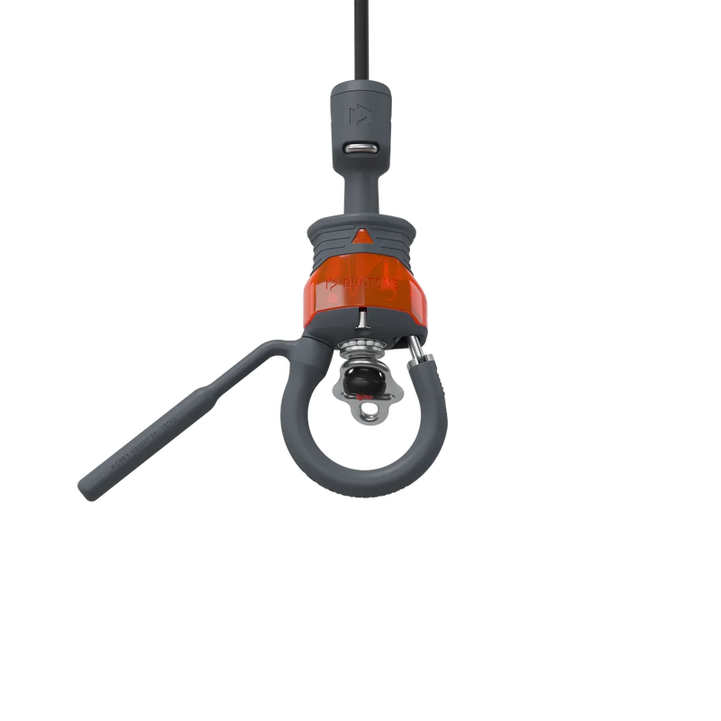 Chicken loop de kitesurf Duotone preto e laranja em fundo neutro, acessório Orca Sports