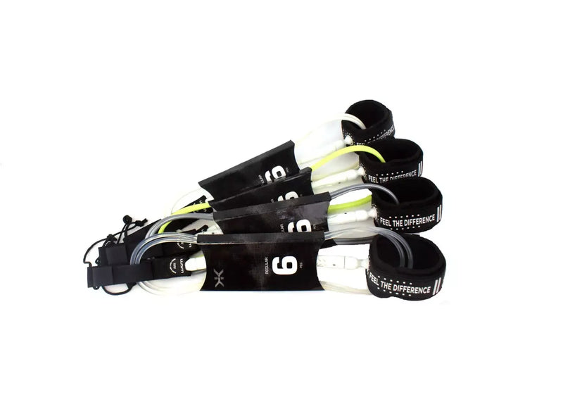 Leash de surf preto e branco para prancha, acessório de kitesurf na Orca Sports