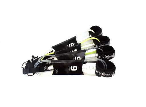 Leash de surf preto e branco para prancha, acessório de kitesurf na Orca Sports