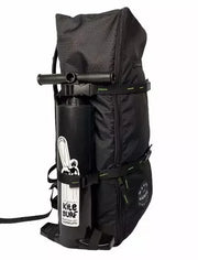 Mochila preta para kitesurf com bomba de ar presa, Orca Sports, esportes aquáticos.