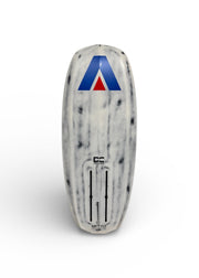 Prancha de kitesurf branca com logo azul e vermelho, vendida na Orca Sports.