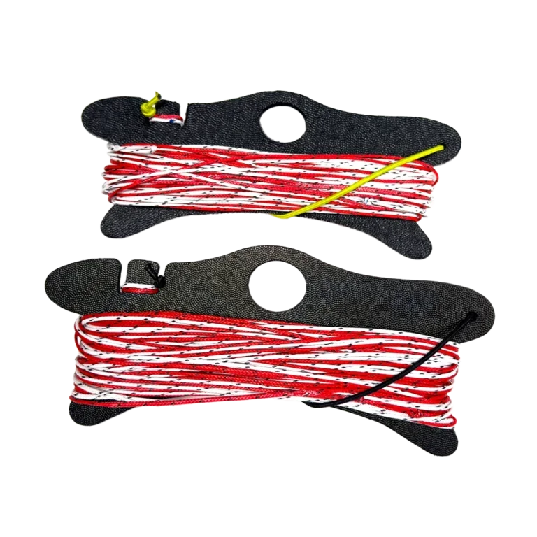 Kit de linhas para kitesurf SK99 vermelho e branco da Orca Sports, enroladas em carretéis.