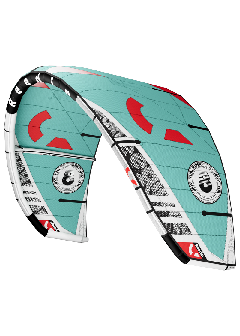 Pipa de kitesurf Reedin SuperModel azul com detalhes vermelhos, à venda na Orca Sports.