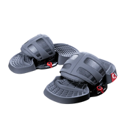 Par de straps e pads de kitesurf preto Orca Sports para prancha, vistos em close.