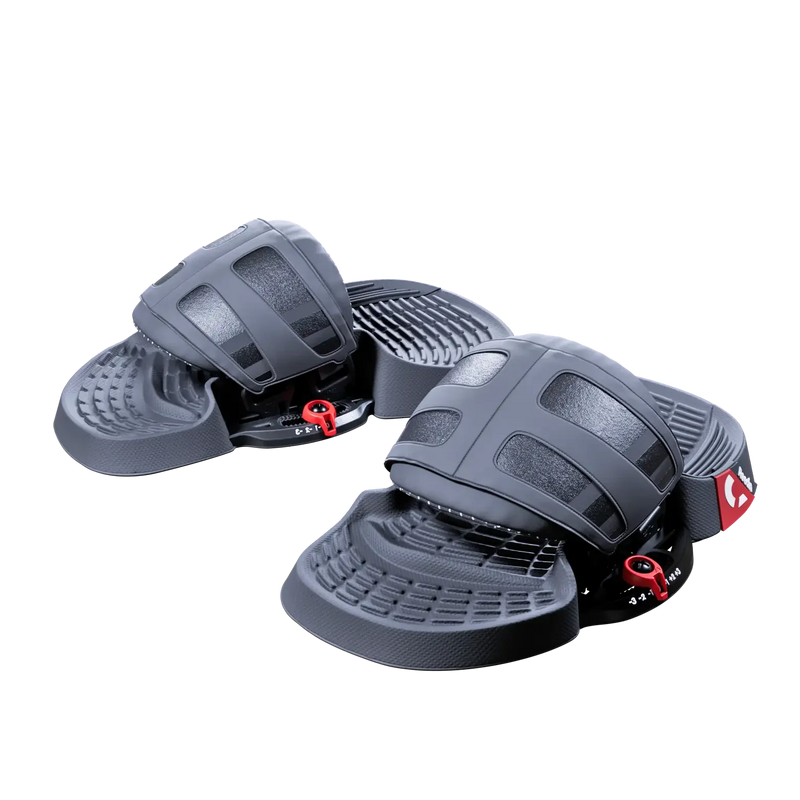 Par de straps e pads de kitesurf preto Orca Sports para prancha, vistos em close.