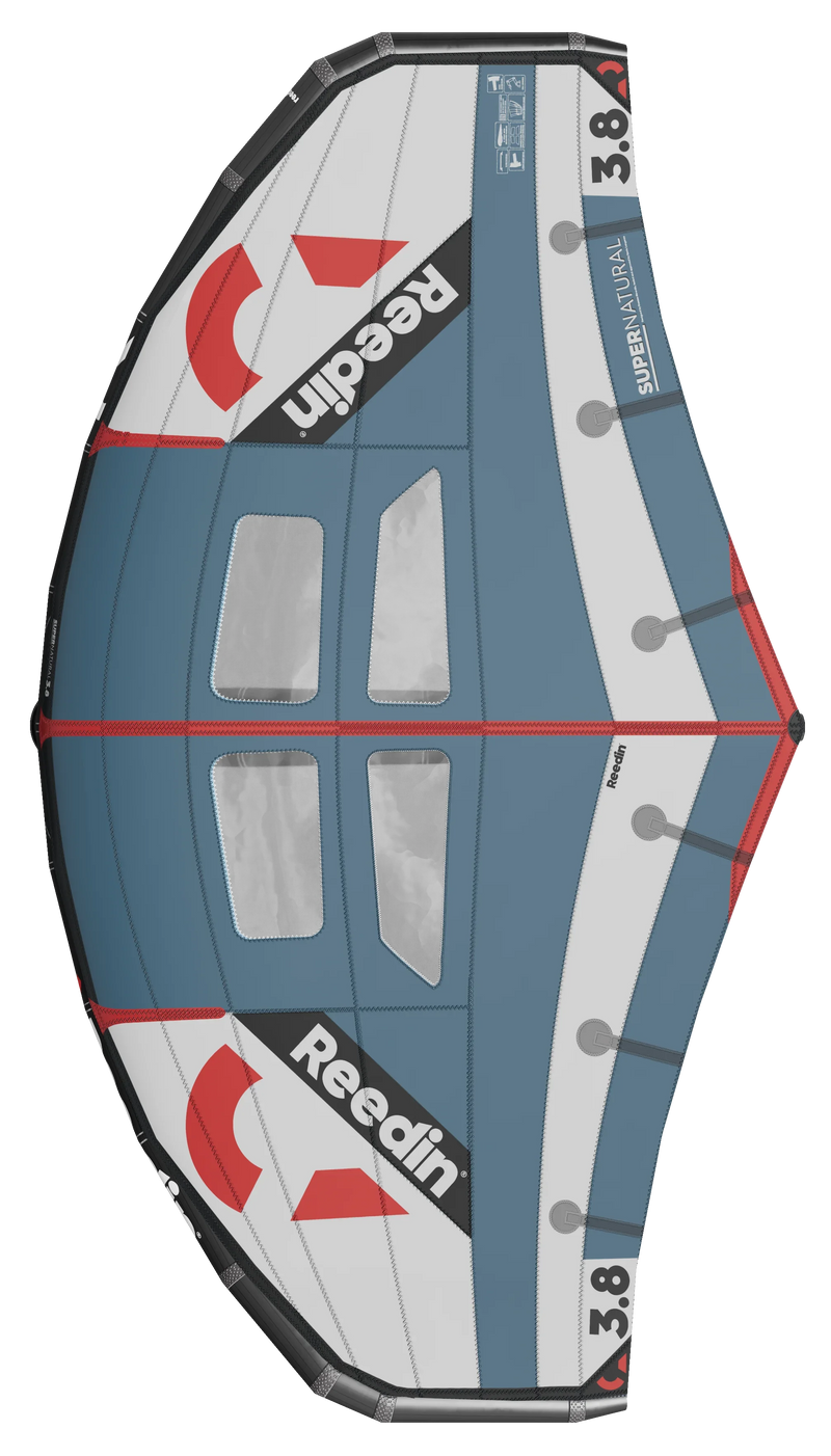 Ala de wingfoil Reedin azul e branca modelo SuperNatural 3.8 da Orca Sports.
