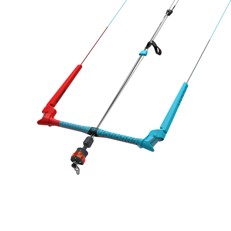 Barra de controle para kitesurf Duotone azul e vermelha em fundo preto na Orca Sports