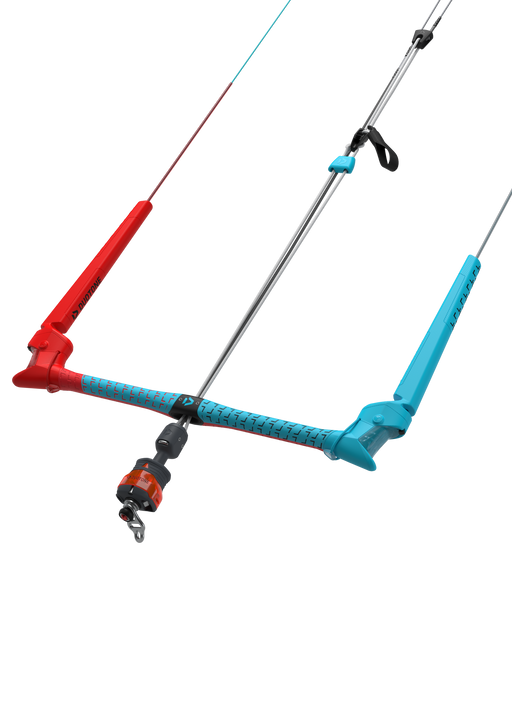 Barra de controle para kitesurf Duotone azul e vermelha em fundo preto na Orca Sports