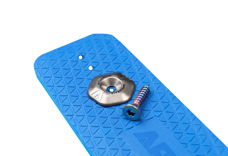 Detalhe de parafuso de titânio e arruela sobre superfície azul antiderrapante para kitesurf, Orca Sports