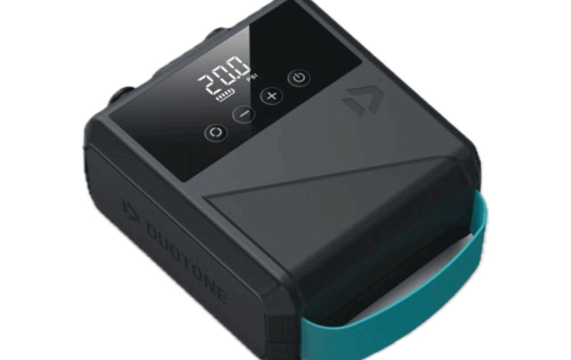 Bomba elétrica portátil Duotone para kitesurf, display digital, vendida pela Orca Sports