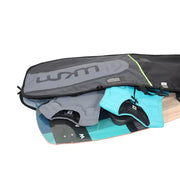 Prancha de kitesurf colorida com alças e capa WKRM, produtos Orca Sports