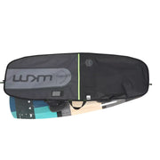 Capa de prancha WKSM preta e cinza com prancha de kitesurf parcialmente visível, Orca Sports.