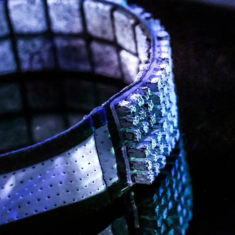 Detalhe de faixa acolchoada com textura rugosa, acessório esportivo da Orca Sports.