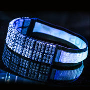 Headband esportivo branco da Orca Sports com detalhes em pedras brilhantes, refletido em superfície preta