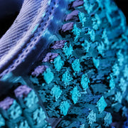 Detalhe ampliado de viseira esportiva branca Orca Sports, foco na textura de alta performance.