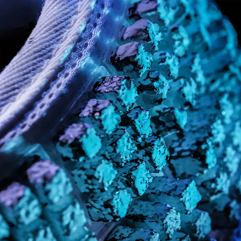 Detalhe ampliado de viseira esportiva branca Orca Sports, foco na textura de alta performance.