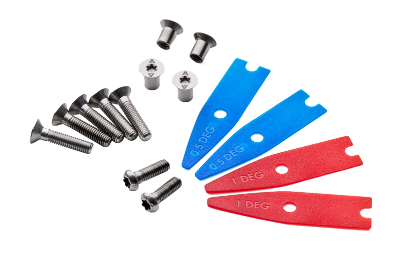 Kit de parafusos e calços de ajuste para equipamento de kitesurf Orca Sports, em fundo preto.