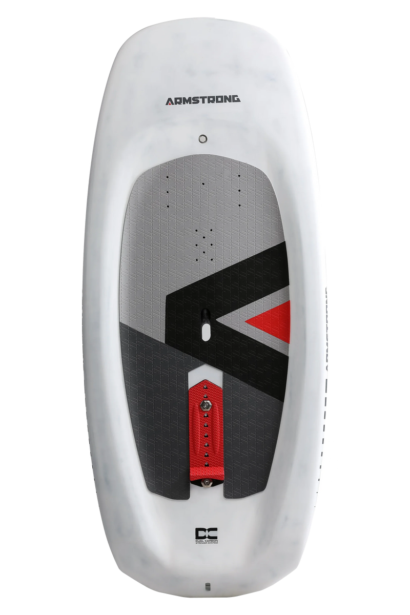 Prancha Armstrong para kitesurf ou wing, com deck antiderrapante cinza, preto e vermelho, distribuída pela Orca Sports.