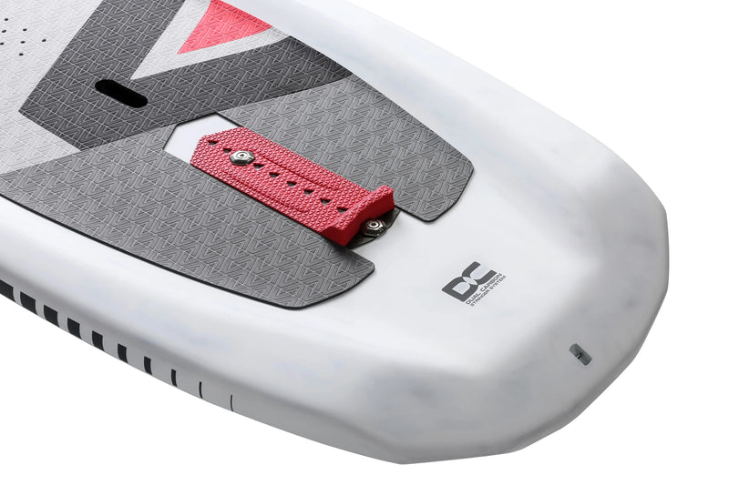 Detalhe de prancha de kitesurf DC com deck antiderrapante cinza e alça vermelha, Orca Sports