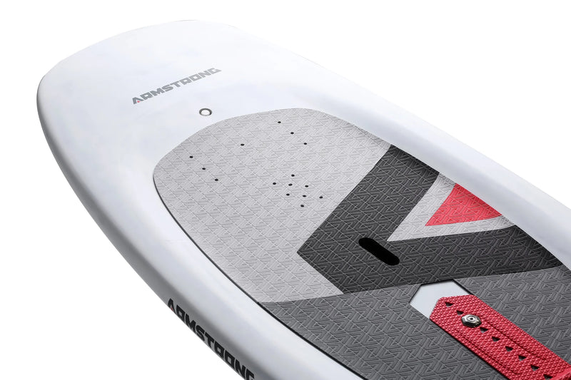 Prancha de foil Armstrong branca com deck antiderrapante, vendida na Orca Sports