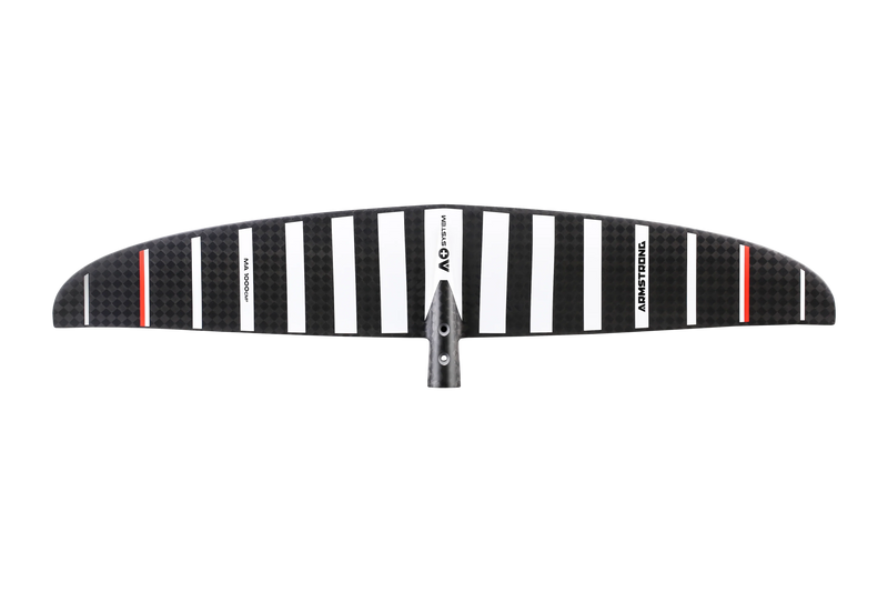 Asa frontal de hidrofoil Armstrong MA1000 em fibra de carbono, com listras brancas e detalhes em vermelho, ideal para kitesurf e wing foil.