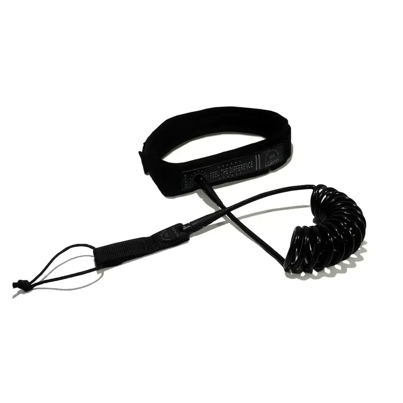 Leash coiled preto para kitesurf, acessório esportivo Orca Sports, fundo branco.