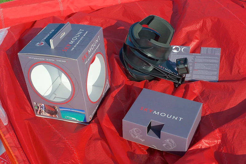 Kit de suporte para kite SKYMOUNT com caixa e acessórios sobre vela vermelha, Orca Sports.