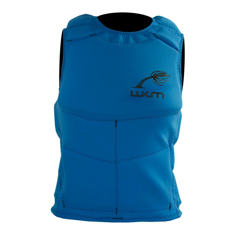 Colete salva-vidas azul WKM para kitesurf, wing e triathlon na Orca Sports.
