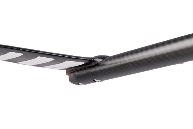 Detalhe de peça de hidrofoil em carbono para kitesurf da Orca Sports, com acabamento listrado.