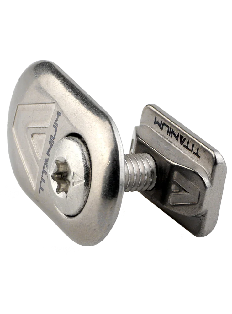 Parafuso de titânio para kitesurf Orca Sports, acabamento metálico, alta resistência.